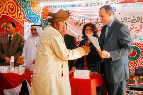 محافظ شمال سيناء يكرم أحد الموثقين - تصوير: رانيا ربيع